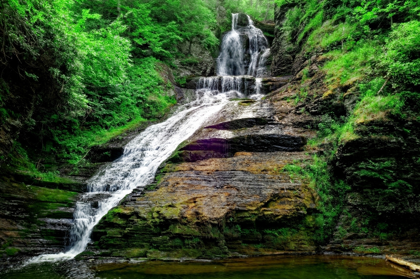 Lush green waterfall in the Stroudsburg, Pennsylvania area during summer, a scenic outdoor spot ideal for a nature-focused bachelorette weekend or girls’ getaway.