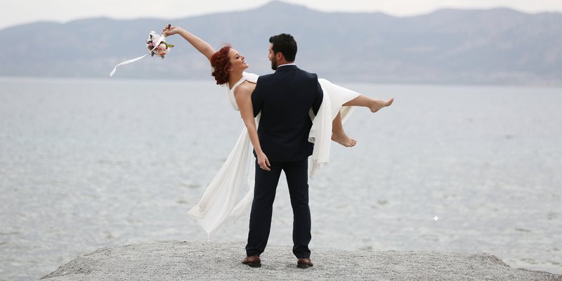 A carefree, stress-free wedding moment by the water