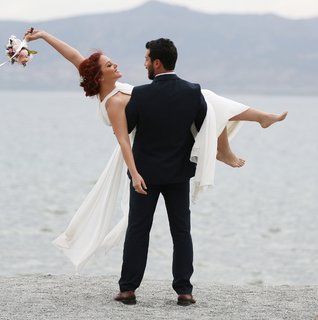 A carefree, stress-free wedding moment by the water